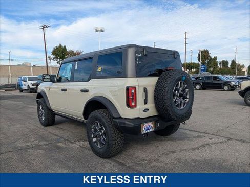 New 2025 Ford Bronco Badlands image 3