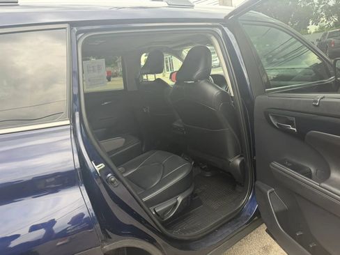 Used 2020 Toyota Highlander XLE AWD/4WD image 13