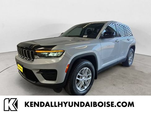 Used 2022 Jeep Grand Cherokee Laredo w/ Luxury Tech Group I AWD/4WD image 1