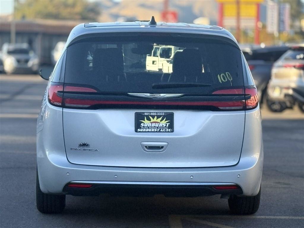 Used 2024 Chrysler Pacifica Touring-L FWD image 6