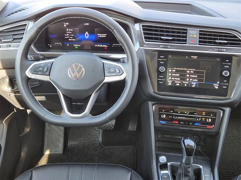 Used 2024 Volkswagen Tiguan SE image 28