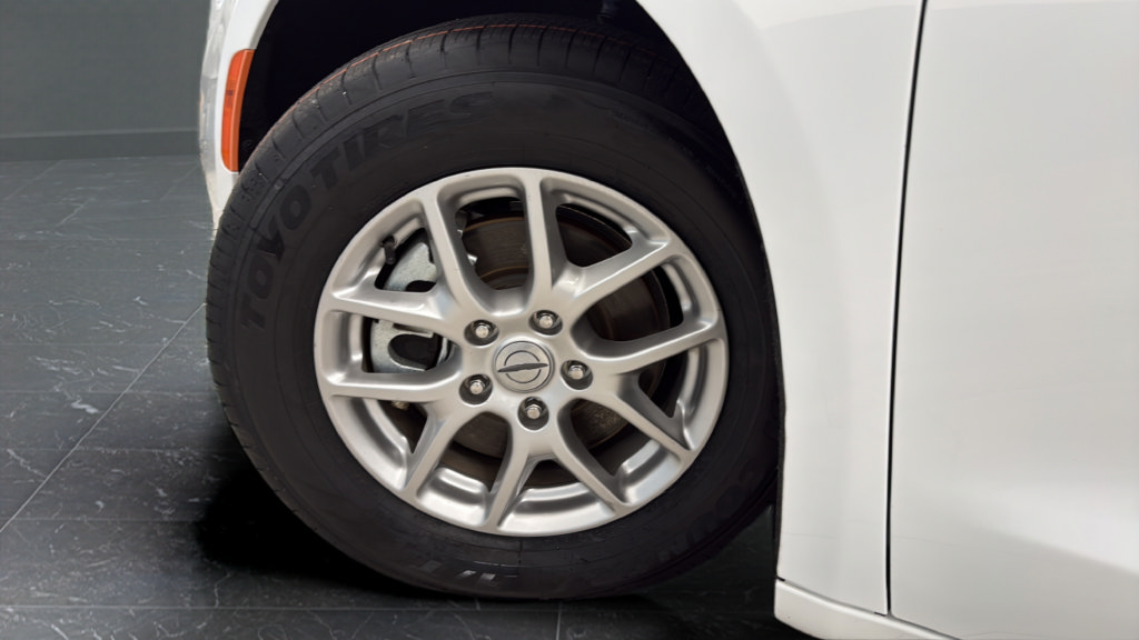 Used 2024 Chrysler Pacifica Touring-L FWD image 35