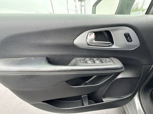 Used 2021 Chrysler Pacifica Touring-L w/ Uconnect Theater Family Group AWD/4WD image 21