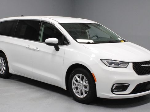 Used 2023 Chrysler Pacifica Touring-L FWD image 1