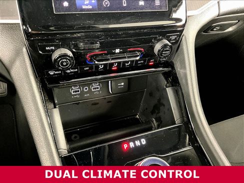 Used 2023 Jeep Grand Cherokee Laredo AWD/4WD image 15