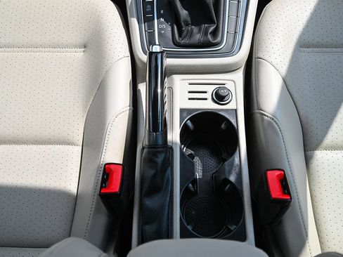 Used 2019 Volkswagen Golf SE FWD image 33