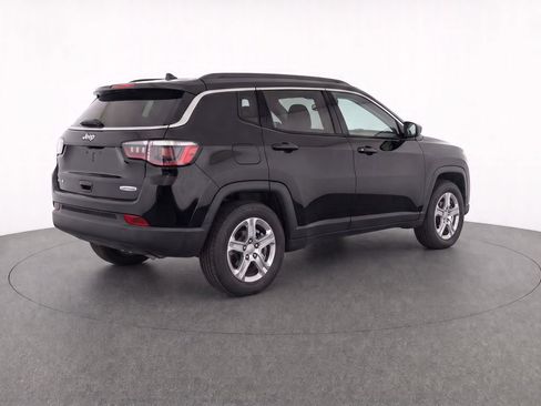 Used 2024 Jeep Compass Latitude AWD/4WD image 4