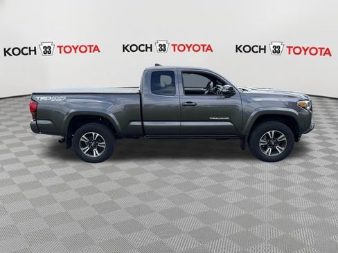 Used 2018 Toyota Tacoma TRD Sport AWD/4WD image 9
