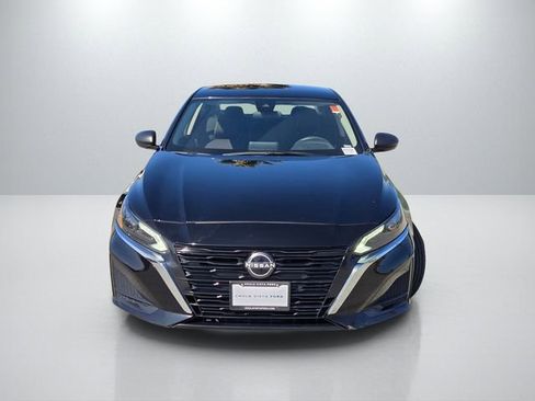 Used 2024 Nissan Altima 2.5 SV image 2