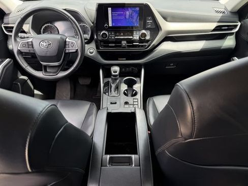 Used 2024 Toyota Highlander XLE FWD image 11