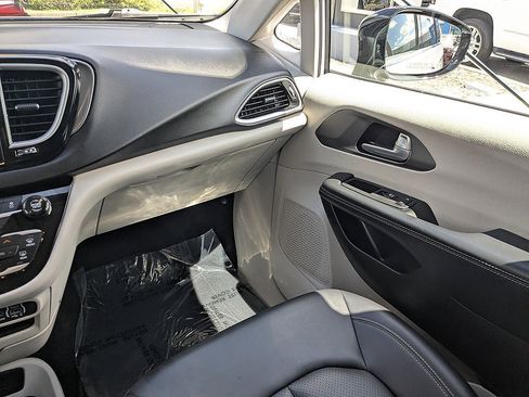 Used 2024 Chrysler Pacifica Touring-L FWD image 34