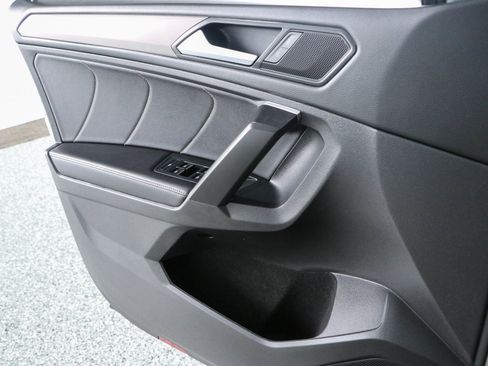 Used 2023 Volkswagen Tiguan SE w/ Panoramic Sunroof Package FWD image 22