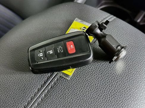 Used 2025 Toyota RAV4 XSE AWD/4WD image 22