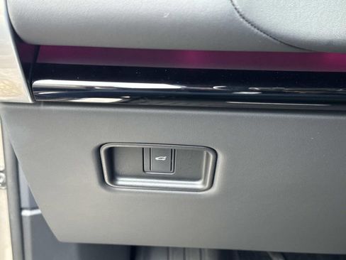 Certified 2024 Land Rover Range Rover SE image 30