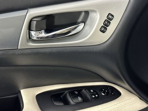 Used 2018 Nissan Pathfinder SL image 17