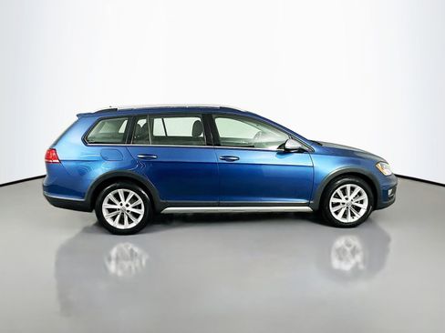 Used 2017 Volkswagen Golf Alltrack S image 9