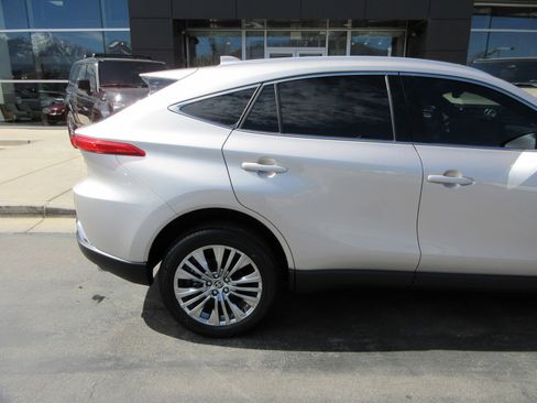 Used 2024 Toyota Venza XLE image 11