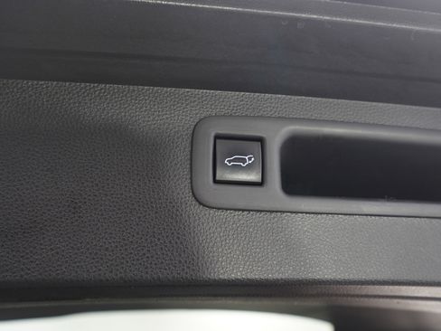 Used 2021 Toyota Highlander XLE image 11