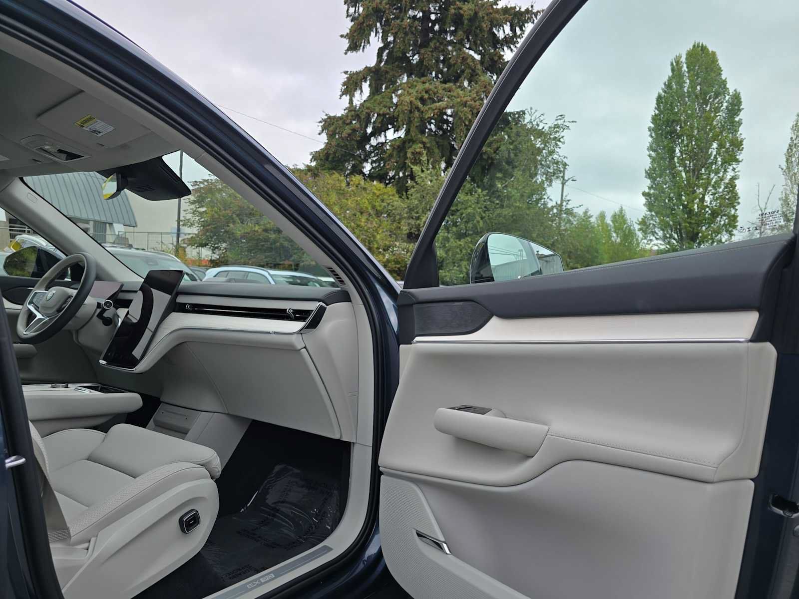 Certified 2025 Volvo EX90 Ultra AWD/4WD image 12