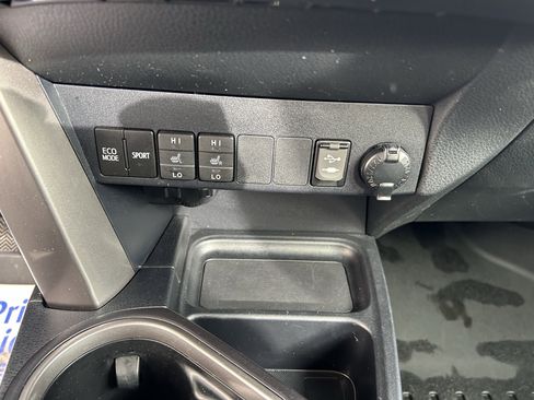 Used 2018 Toyota RAV4 XLE image 29