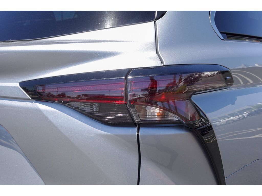 Certified 2023 Toyota Sienna LE FWD image 5