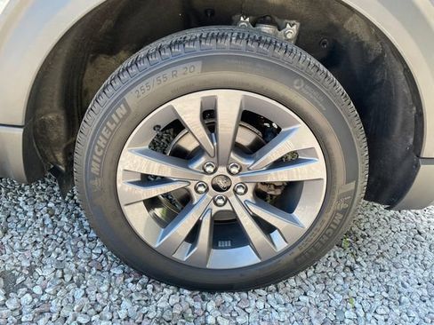Certified 2022 Ford Explorer XLT w/ Equipment Group 202A AWD/4WD image 19