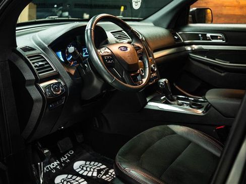 Used 2019 Ford Explorer XLT w/ Equipment Group 202A FWD image 9