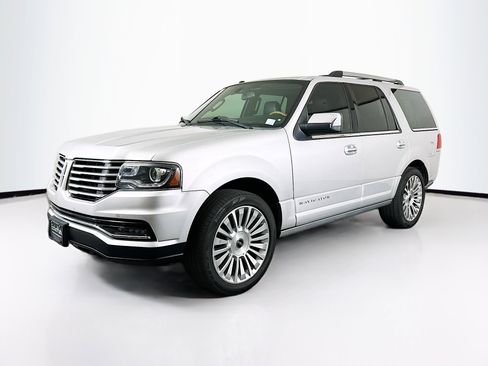 Used 2017 Lincoln Navigator Select image 3