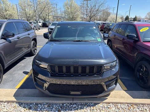 Certified 2025 Jeep Grand Cherokee Altitude AWD/4WD image 4