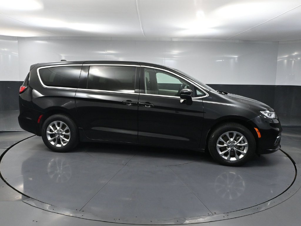 Used 2023 Chrysler Pacifica Touring-L AWD/4WD image 3