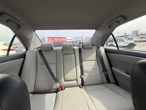 Used 2016 Toyota Camry SE image 11