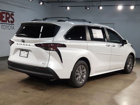 New 2026 Toyota Sienna XLE FWD image 7