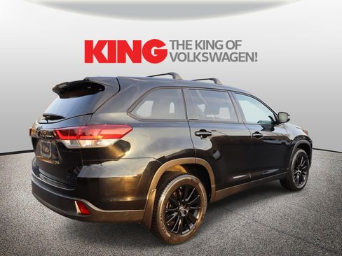 Used 2019 Toyota Highlander SE w/ Nightshade Edition image 3