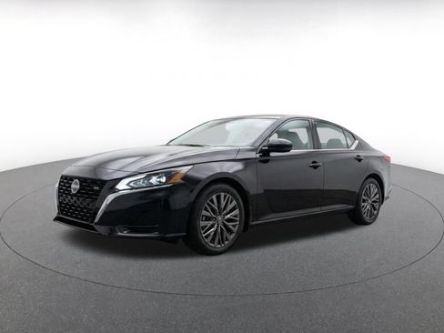 Used 2025 Nissan Altima 2.5 SV FWD image 3