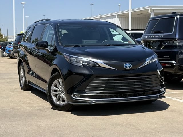 Used 2024 Toyota Sienna XLE FWD image 2