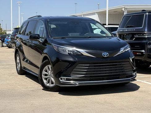 Used 2024 Toyota Sienna XLE FWD image 2