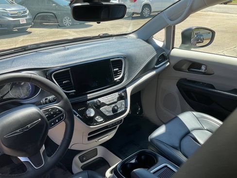 Used 2023 Chrysler Pacifica Touring-L FWD image 15