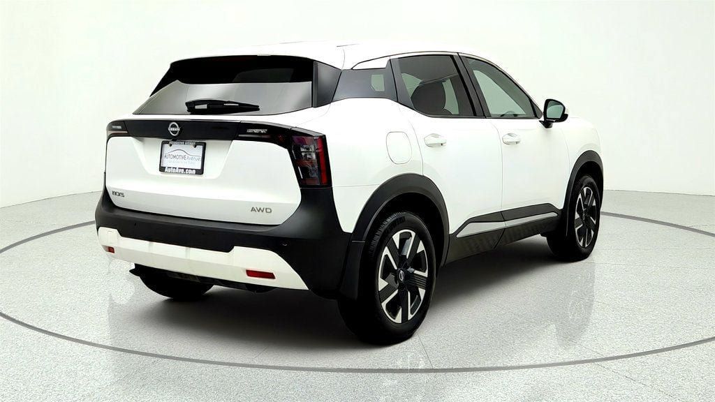 Used 2025 Nissan Kicks SV AWD/4WD image 5