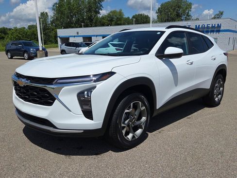Used 2024 Chevrolet Trax LT w/ Driver Confidence Package FWD image 11