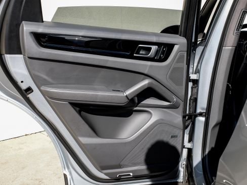 Used 2020 Porsche Cayenne image 43