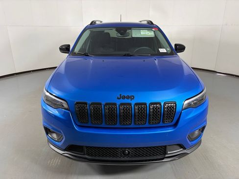Used 2023 Jeep Cherokee Altitude Lux w/ Mopar Interior Package AWD/4WD image 3