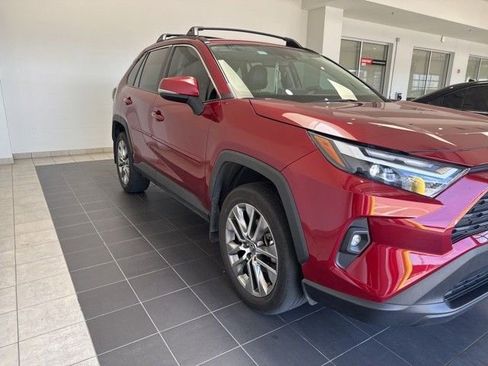 Used 2022 Toyota RAV4 XLE Premium image 4