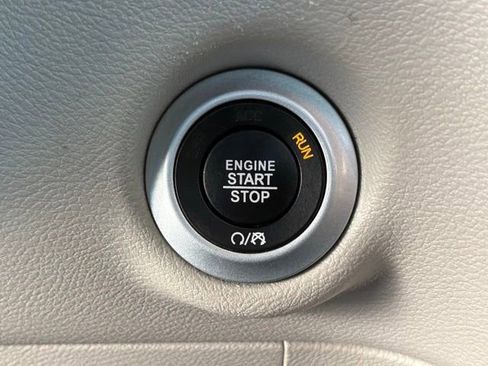 Used 2024 Chrysler Pacifica Touring-L image 22