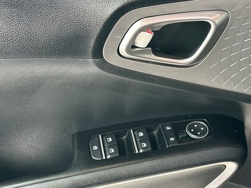 Used 2023 Kia Soul LX w/ LX Technology Package FWD image 15