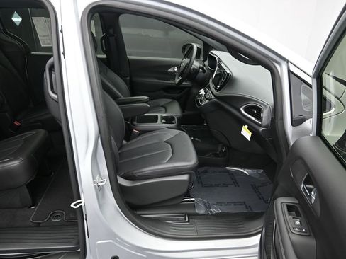 New 2026 Chrysler Pacifica Select image 24