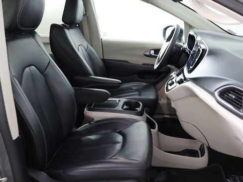 Used 2023 Chrysler Pacifica Touring-L image 19