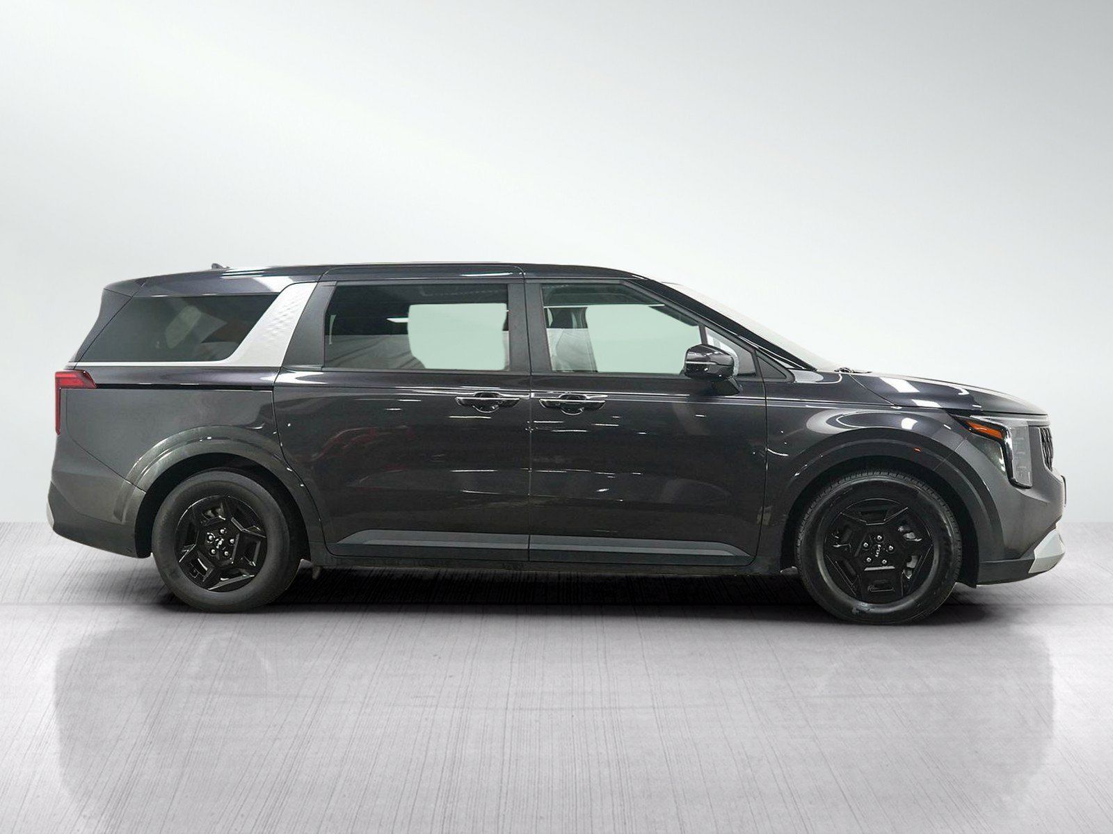 Used 2025 Kia Carnival FWD image 6