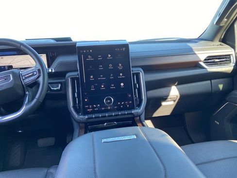 Used 2025 GMC Yukon XL Denali AWD/4WD image 15