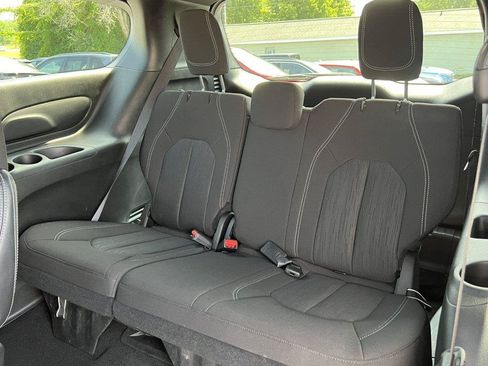 Used 2023 Chrysler Pacifica Touring FWD image 6
