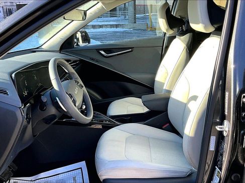 Used 2023 Kia Niro EX image 14